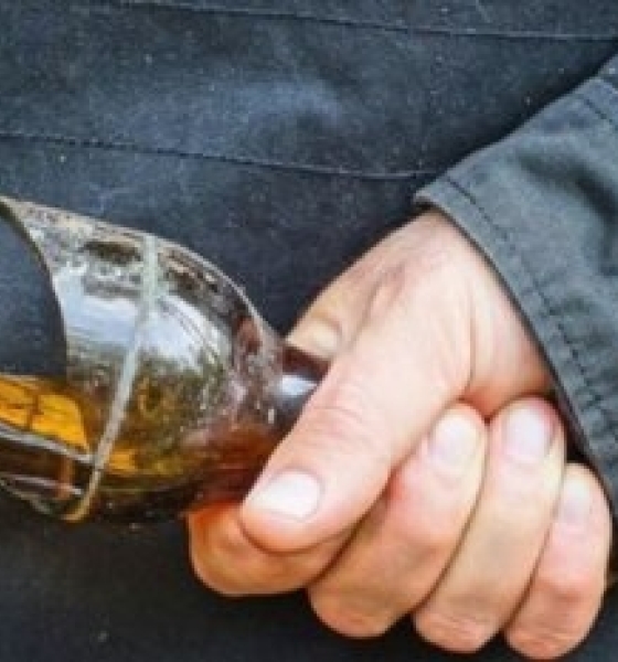 Briga entre amigas em distribuidora termina com mulher ferida após ataque com garrafa em MT