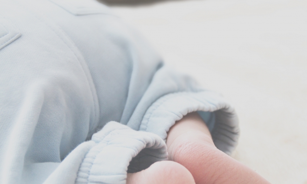 Bebê de dois meses é encontrado em calçada ao lado de homem embriagado em Cuiabá