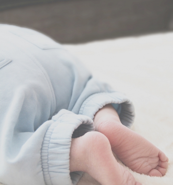 Bebê de dois meses é encontrado em calçada ao lado de homem embriagado em Cuiabá