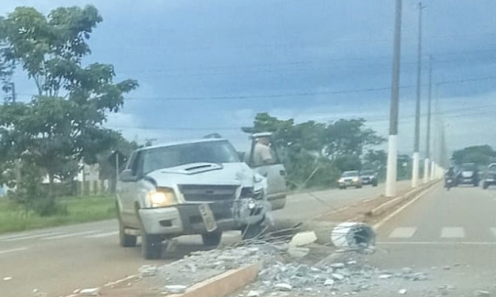 Caminhonete atinge poste na Avenida dos Estudantes e motorista abandona o local