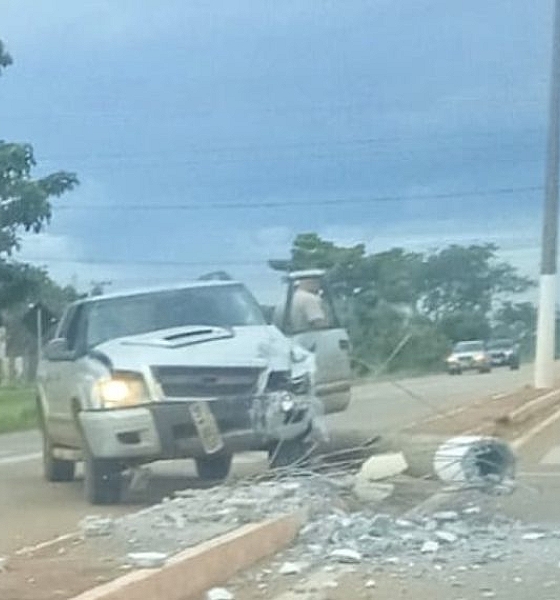 Caminhonete atinge poste na Avenida dos Estudantes e motorista abandona o local