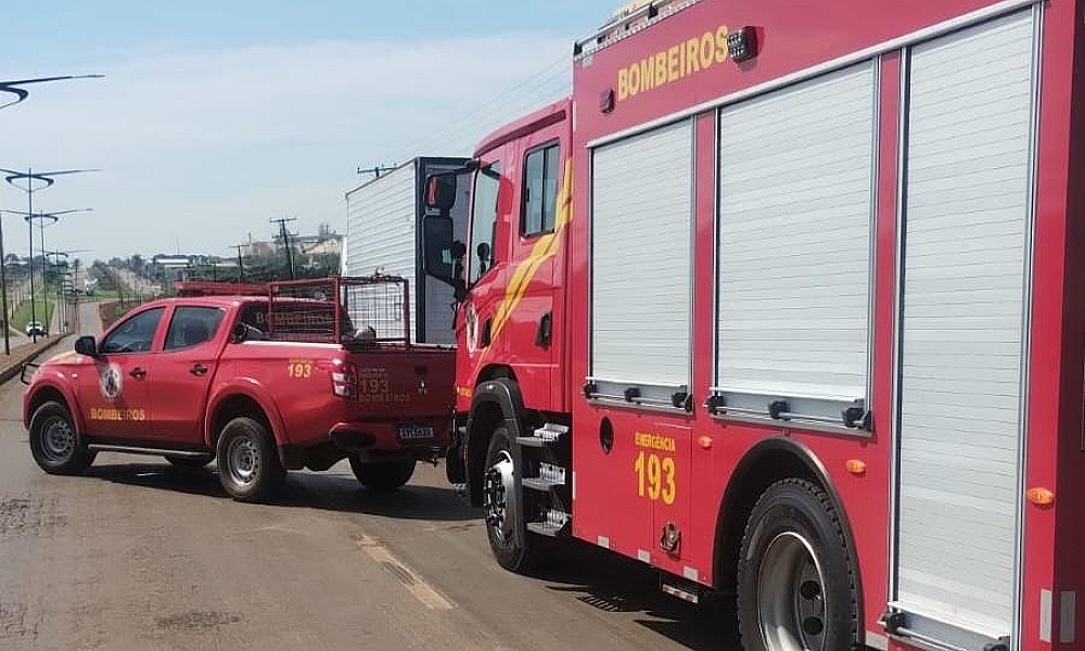 Corpo de Bombeiros contém princípio de incêndio em caminhão baú na BR-449