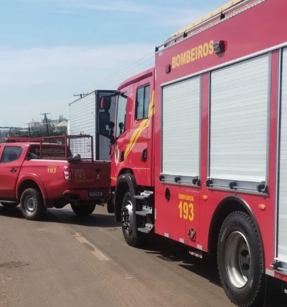 Corpo de Bombeiros contém princípio de incêndio em caminhão baú na BR-449