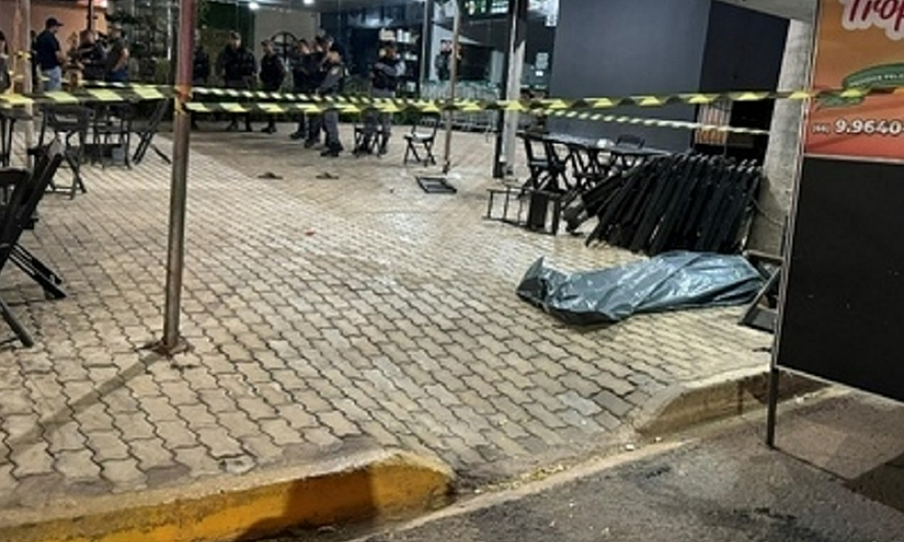 Homem é surpreendido por dupla e executado a tiros em trailer de lanches