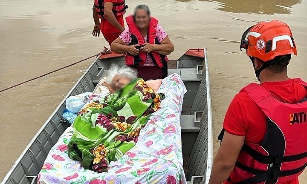 Bombeiros usam embarcação para resgatar idosa acamada e filha ilhadas em alagamento; veja vídeo