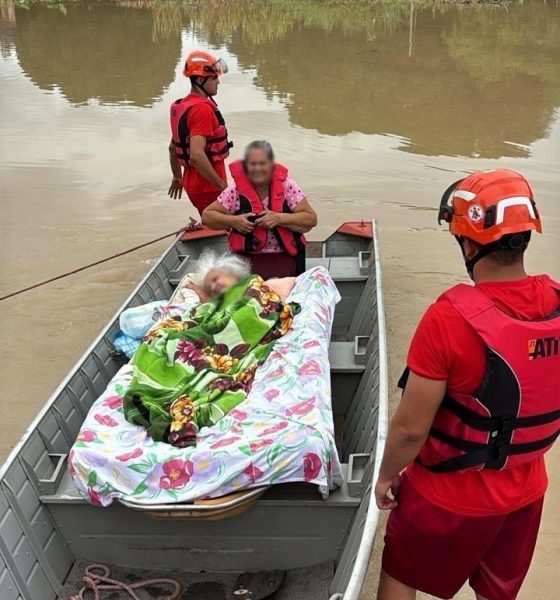 Bombeiros usam embarcação para resgatar idosa acamada e filha ilhadas em alagamento; veja vídeo
