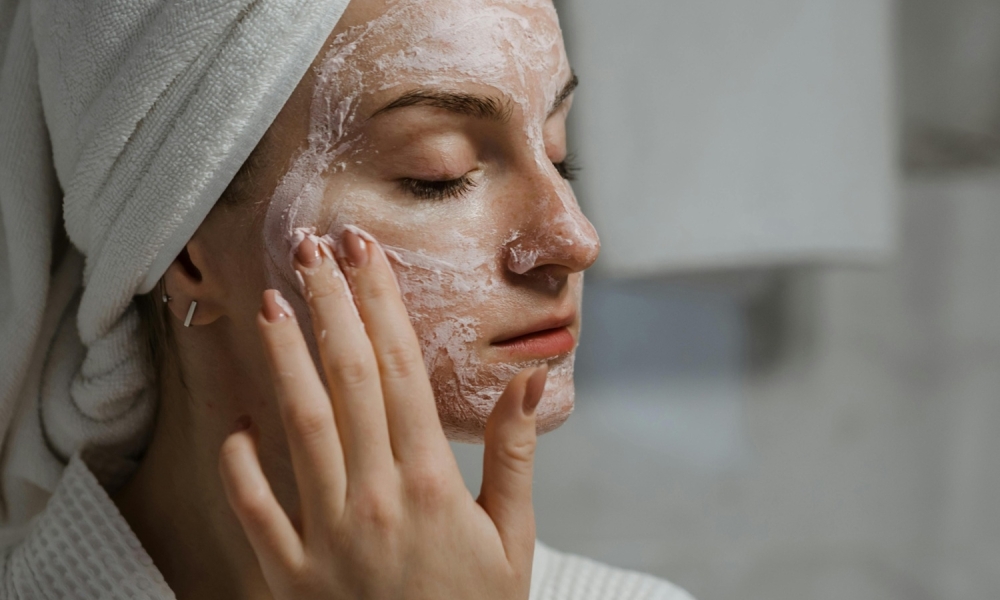 Excesso de produtos de skincare pode causar “burnout da pele” e outros danos, alerta especialista