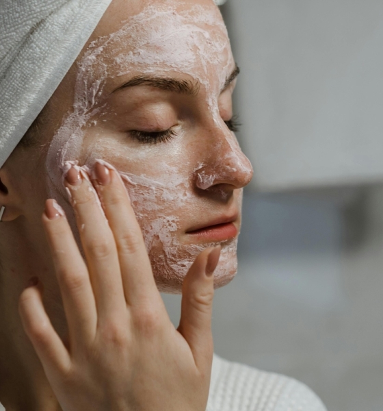 Excesso de produtos de skincare pode causar “burnout da pele” e outros danos, alerta especialista