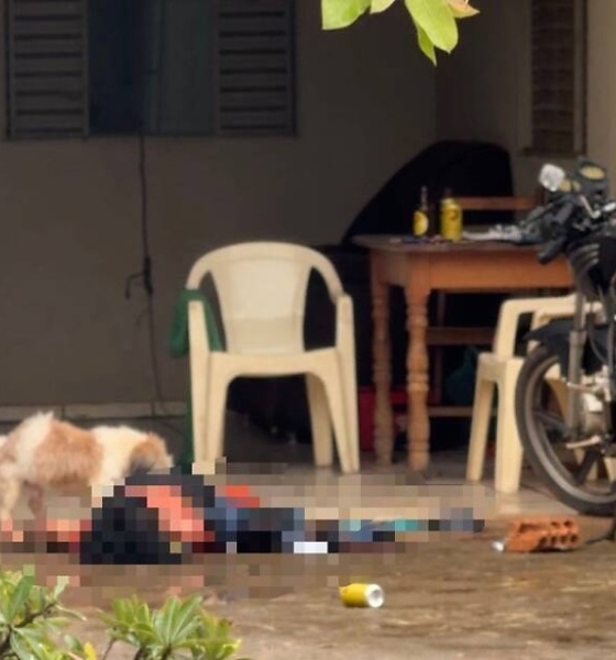 Mulher é assassinada a facadas dentro de casa e companheiro é preso em flagrante