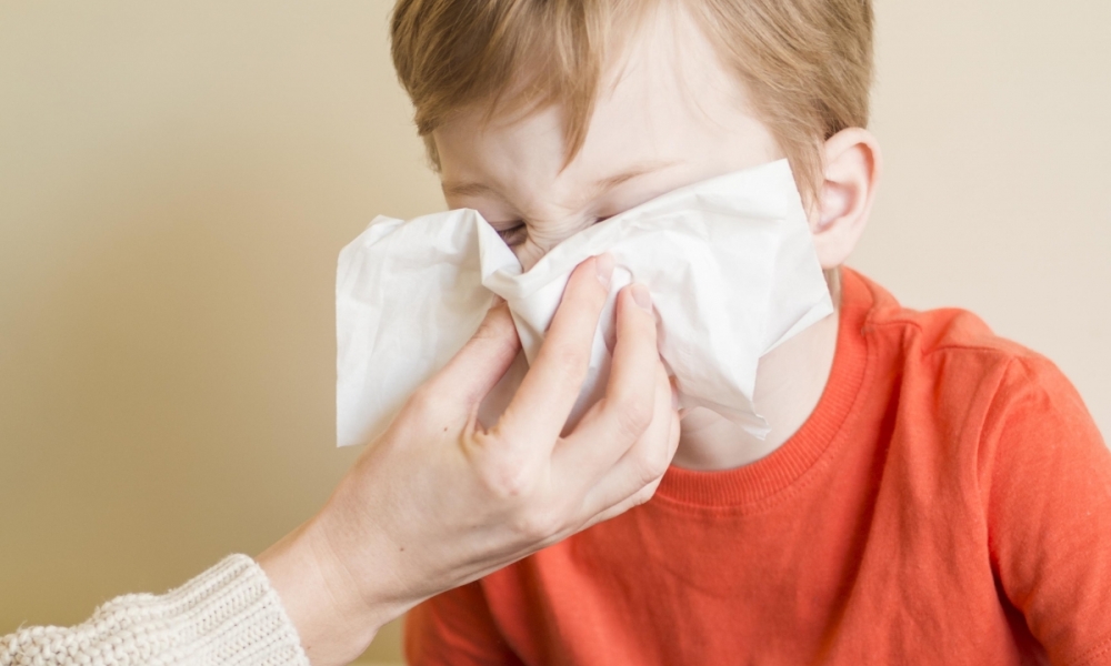 Volta às aulas e calor intensificam circulação de viroses entre crianças e adolescentes