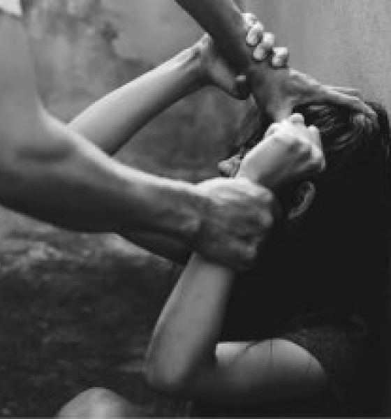 Após ser espancada, mulher se refugia debaixo de carreta para escapar do marido