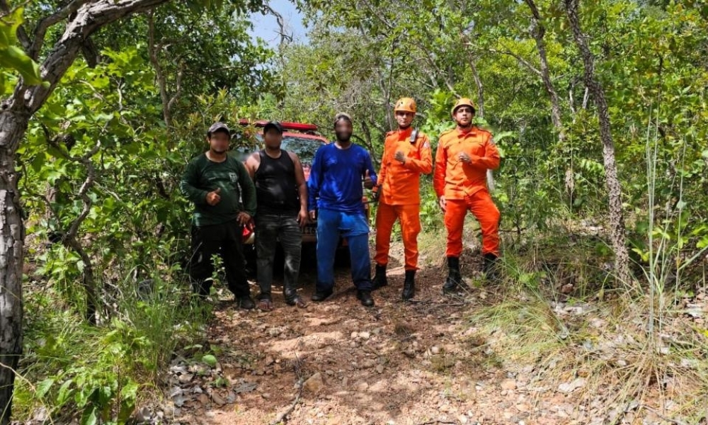 Bombeiros resgatam três pessoas que se perderam em trilha no Morro do São Jerônimo