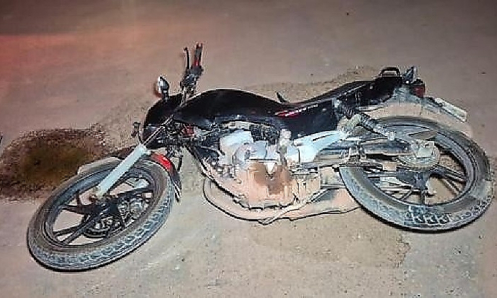 Motociclista morre após bater em caminhão estacionado durante a madrugada