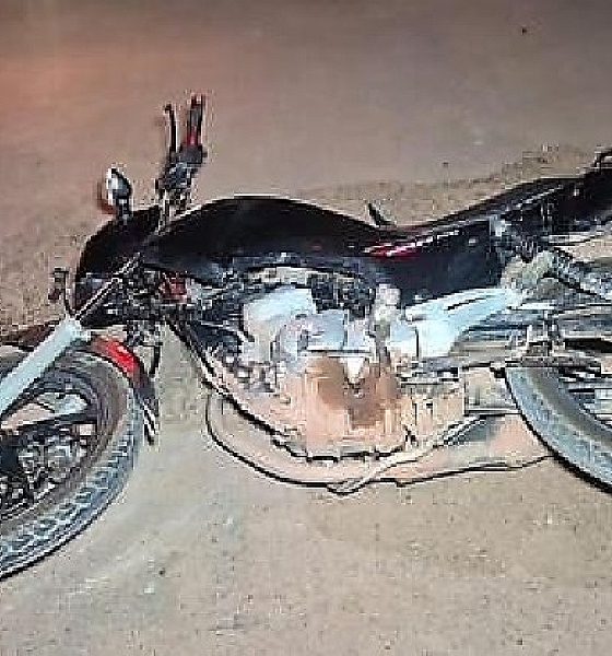 Motociclista morre após bater em caminhão estacionado durante a madrugada