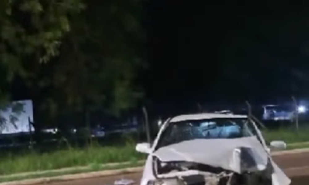 Motorista perde controle do carro e colide contra poste em Rondonópolis