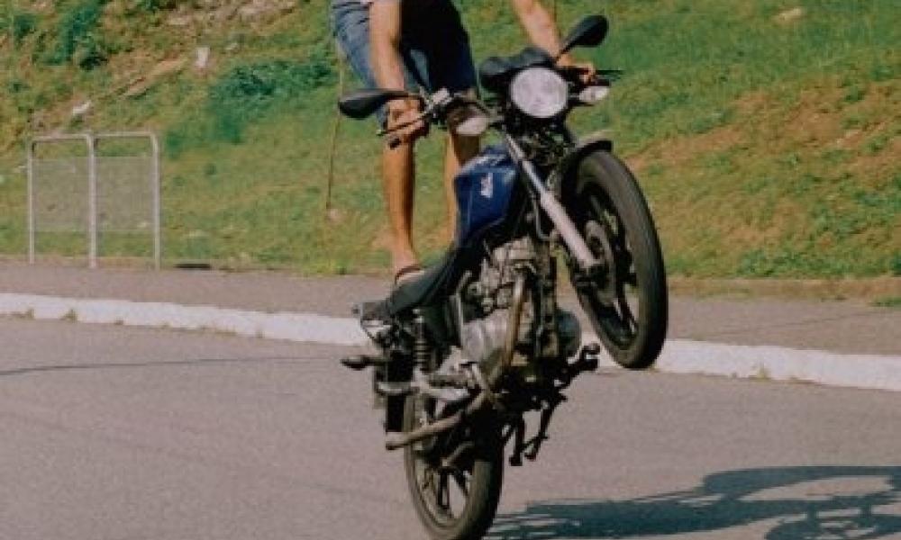Embriagado e sem habilitação, jovem colide moto contra viatura durante fuga