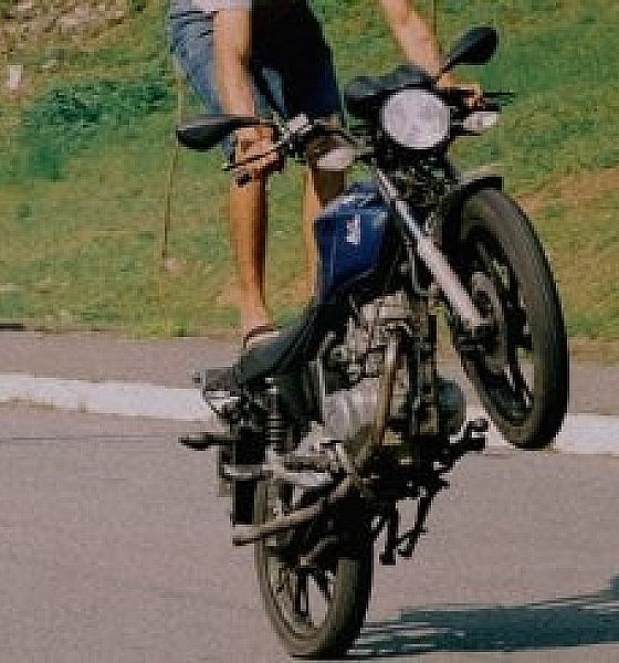 Embriagado e sem habilitação, jovem colide moto contra viatura durante fuga