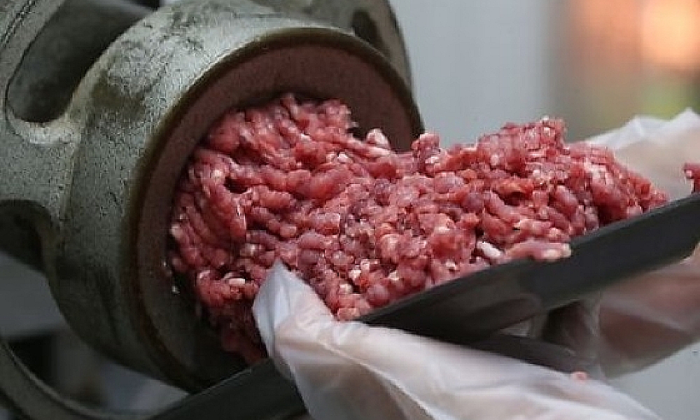 Juiz mantém interdição de distribuidora e impede liberação de 40 toneladas de carne em Cuiabá