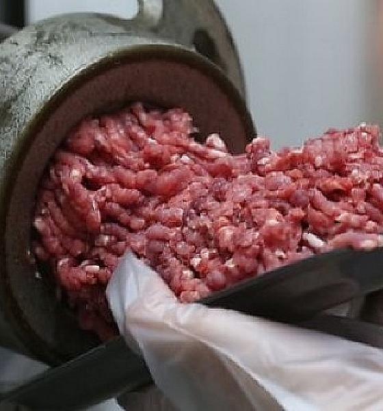 Juiz mantém interdição de distribuidora e impede liberação de 40 toneladas de carne em Cuiabá