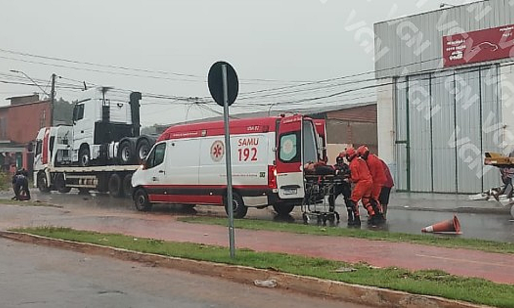 Motorista é atingido por descarga elétrica ao tentar erguer fiação baixa em bairro de Cuiabá
