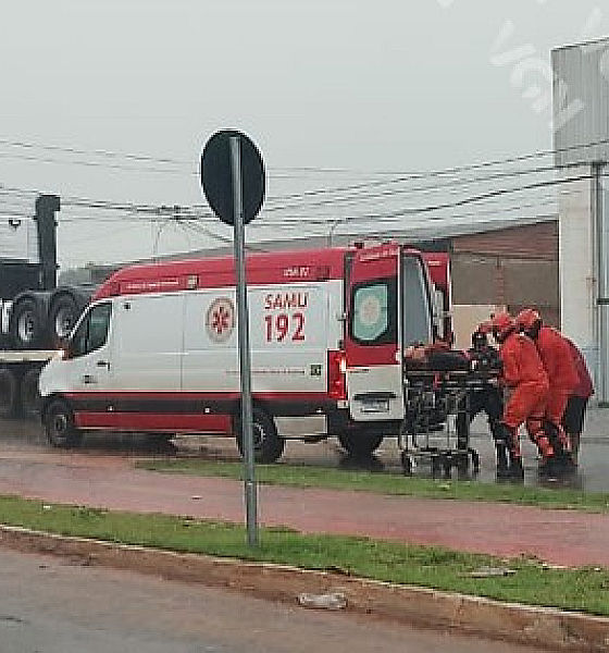 Motorista é atingido por descarga elétrica ao tentar erguer fiação baixa em bairro de Cuiabá