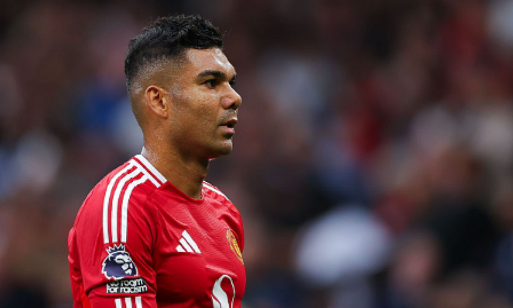 Casemiro é criticado após falhas na derrota do Manchester United para o Liverpool