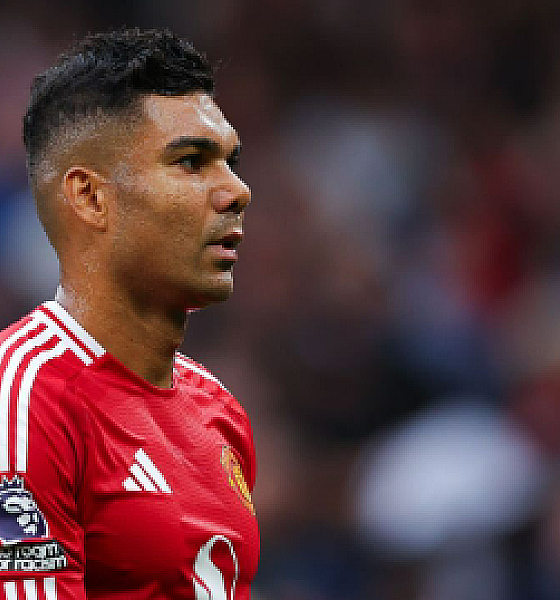 Casemiro é criticado após falhas na derrota do Manchester United para o Liverpool