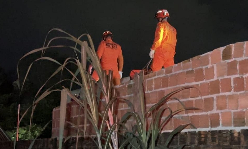 Bombeiros resgatam corpo de homem que morreu sobre o telhado de uma residência