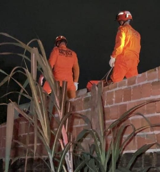 Bombeiros resgatam corpo de homem que morreu sobre o telhado de uma residência