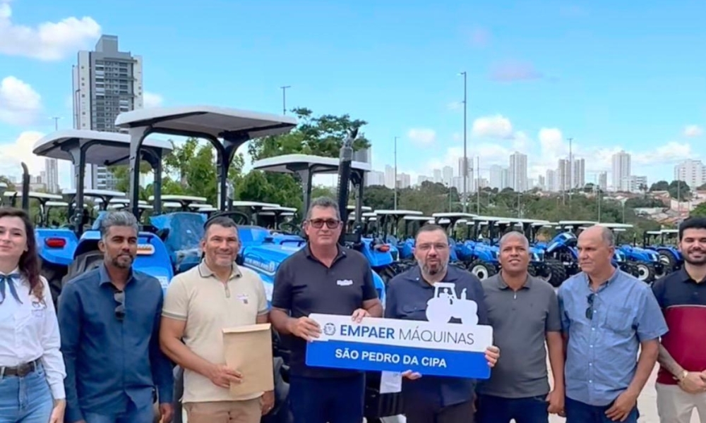 São Pedro da Cipa recebe trator para agricultura familiar com apoio de Max Russi