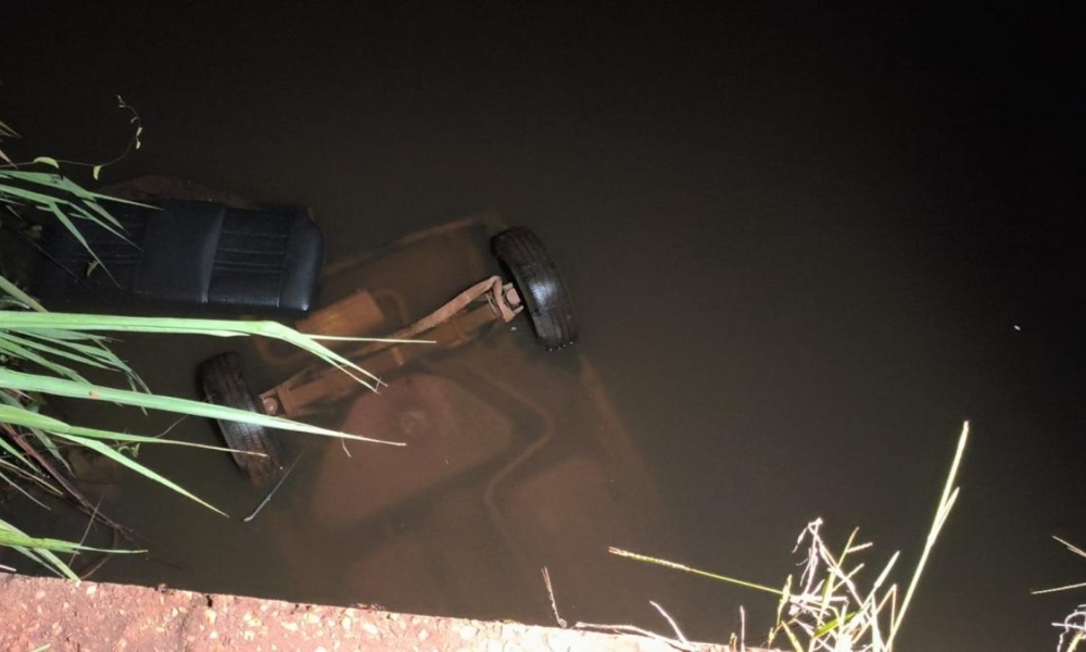 Motorista de 45 anos morre após capotar veículo e cair em rio na zona rural de Leverger