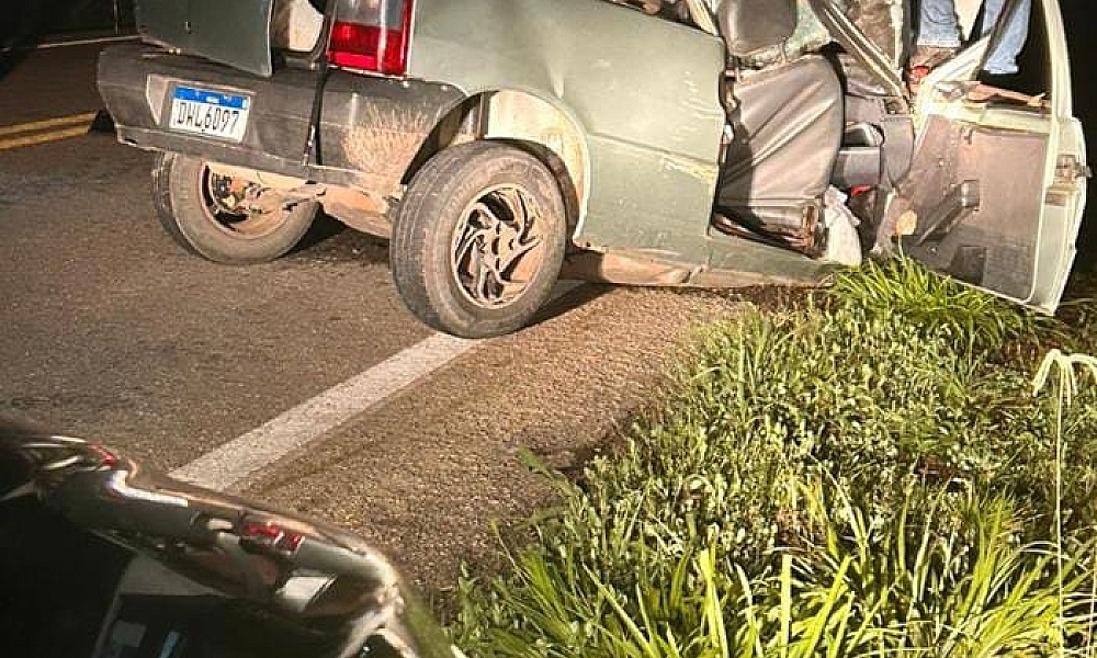 Motorista de 55 anos morre em colisão frontal entre carro e caminhão em rodovia de MT