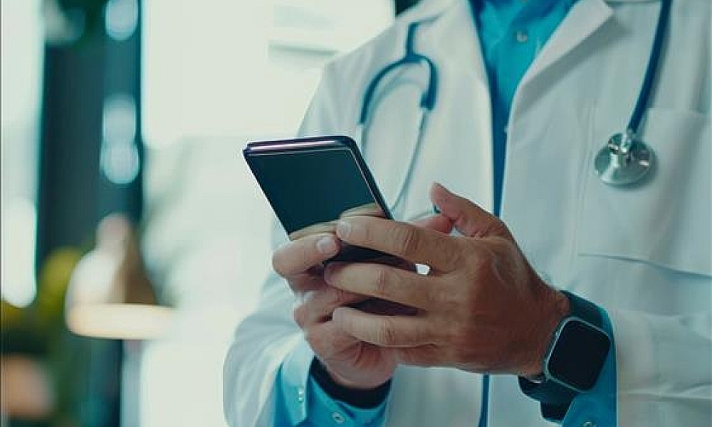 Curso gratuito capacita profissionais do SUS em saúde digital e abre mil vagas