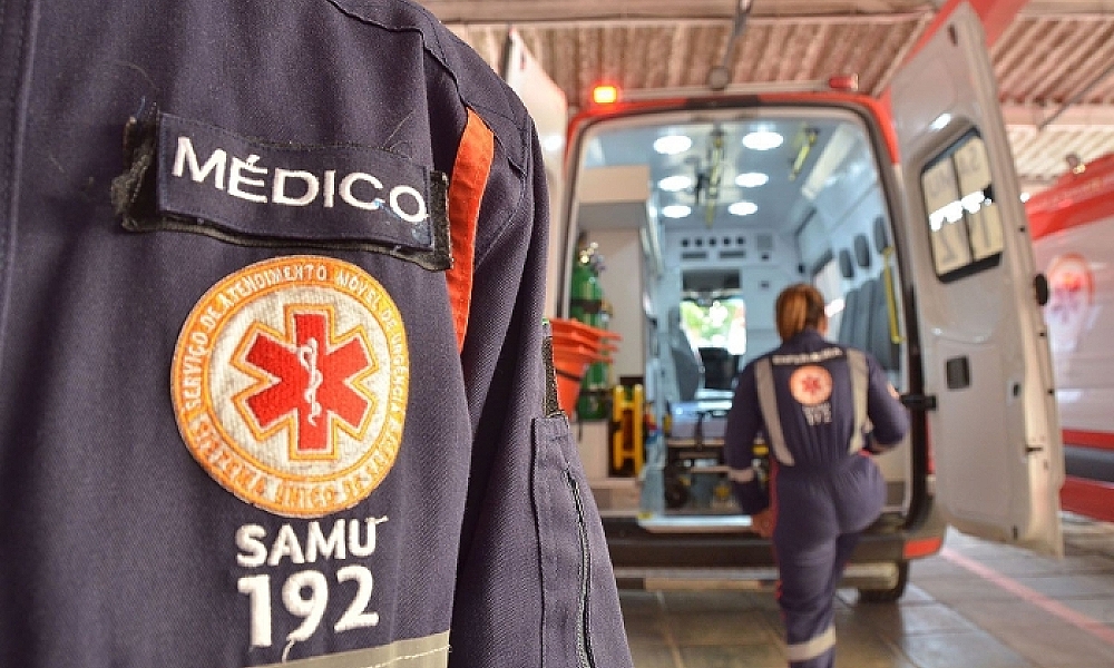 Motorista é resgatado por populares após carro bater em árvore e pegar fogo em Rondonópolis