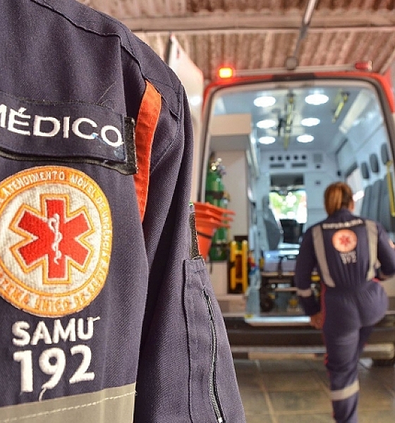 Motorista é resgatado por populares após carro bater em árvore e pegar fogo em Rondonópolis