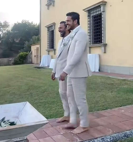 Ator Marco Pigossi se casa com cineasta italiano em cerimônia intimista na Toscana