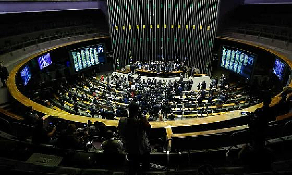 Câmara aprova projeto que permite tornozeleira eletrônica imediata para agressores de mulheres