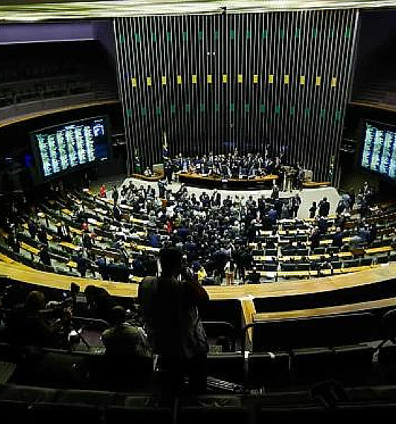 Câmara aprova projeto que permite tornozeleira eletrônica imediata para agressores de mulheres