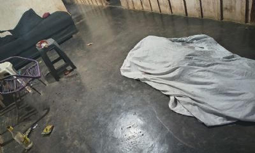 Mulher é morta a facadas pelo namorado e suspeito desaparece após ser agredido pelos filhos da vítima