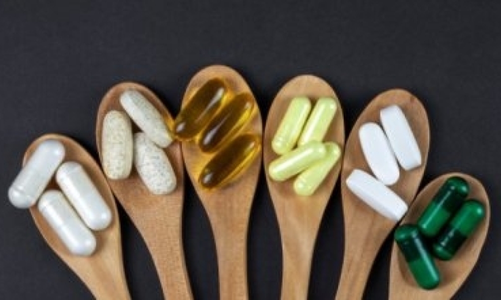 Suplementos e vitaminas: o que a ciência aponta como eficaz para a saúde