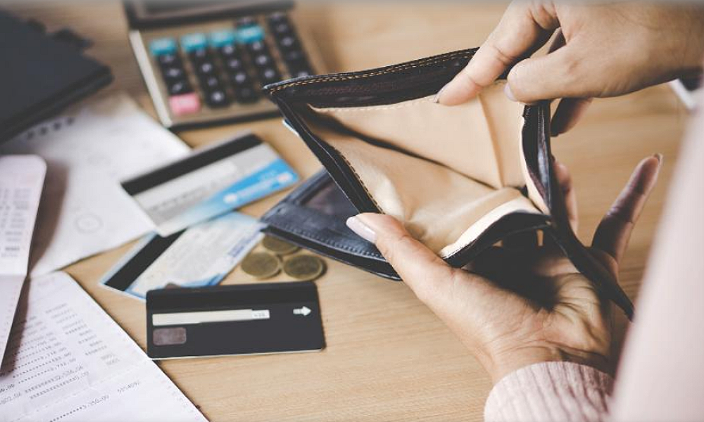 Queda no endividamento das famílias brasileiras é registrada pela CNC, mas inadimplência permanece elevada