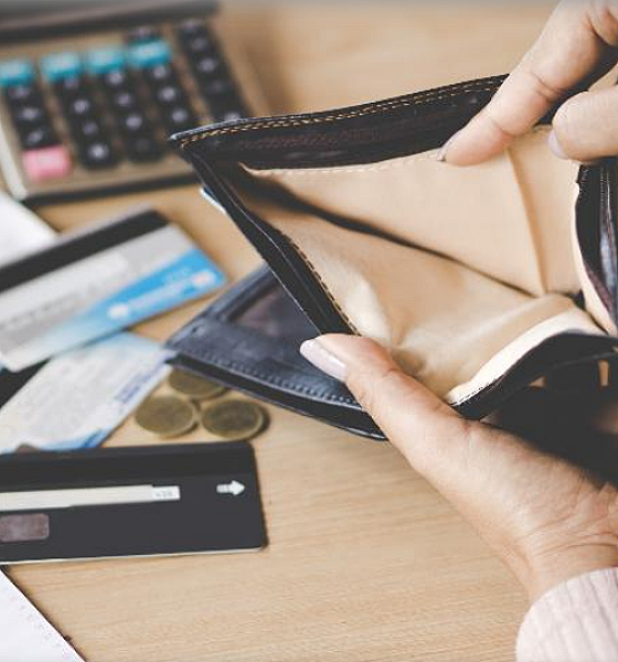 Queda no endividamento das famílias brasileiras é registrada pela CNC, mas inadimplência permanece elevada