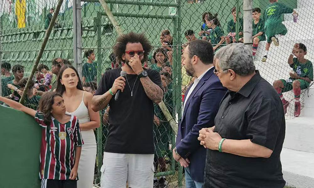 Marcelo é homenageado pelo Fluminense com nome em estádio do CT de Xerém e se emociona