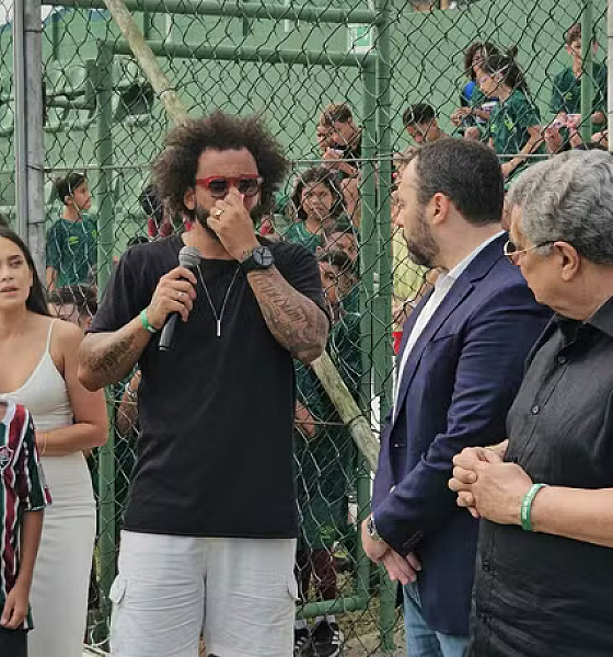 Marcelo é homenageado pelo Fluminense com nome em estádio do CT de Xerém e se emociona