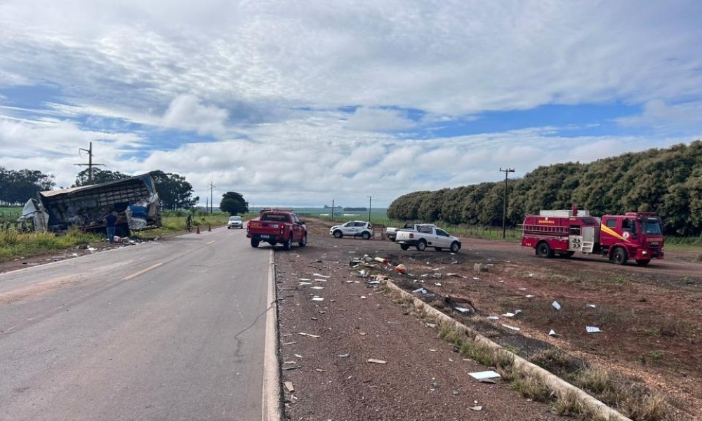 Corpo de Bombeiros socorre condutor de caminhão após acidente na BR-070