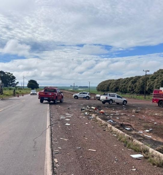 Corpo de Bombeiros socorre condutor de caminhão após acidente na BR-070