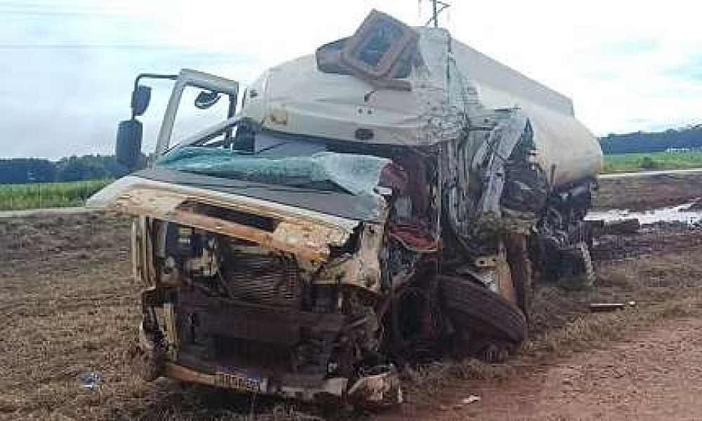 Batida frontal entre caminhões deixa um motorista morto e outro gravemente ferido na BR-070