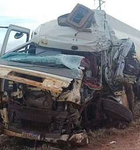 Batida frontal entre caminhões deixa um motorista morto e outro gravemente ferido na BR-070