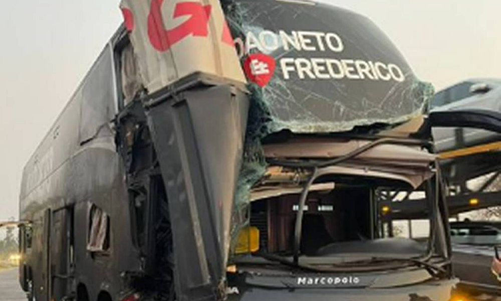 Ônibus da dupla João Neto e Frederico se envolve em acidente na BR-040