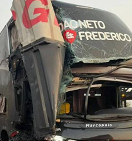 Ônibus da dupla João Neto e Frederico se envolve em acidente na BR-040